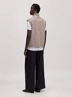 Lade das Bild in den Galerie-Viewer, Alba Knite Vest Beige
