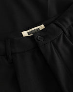 Lade das Bild in den Galerie-Viewer, Bin Guan Shorts Black