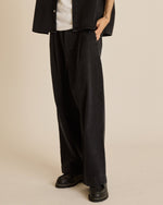 Lade das Bild in den Galerie-Viewer, Oliver Pleated Denim Pant Faded Black
