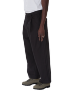 Lade das Bild in den Galerie-Viewer, Oliver Pleated Pant Pirate Black
