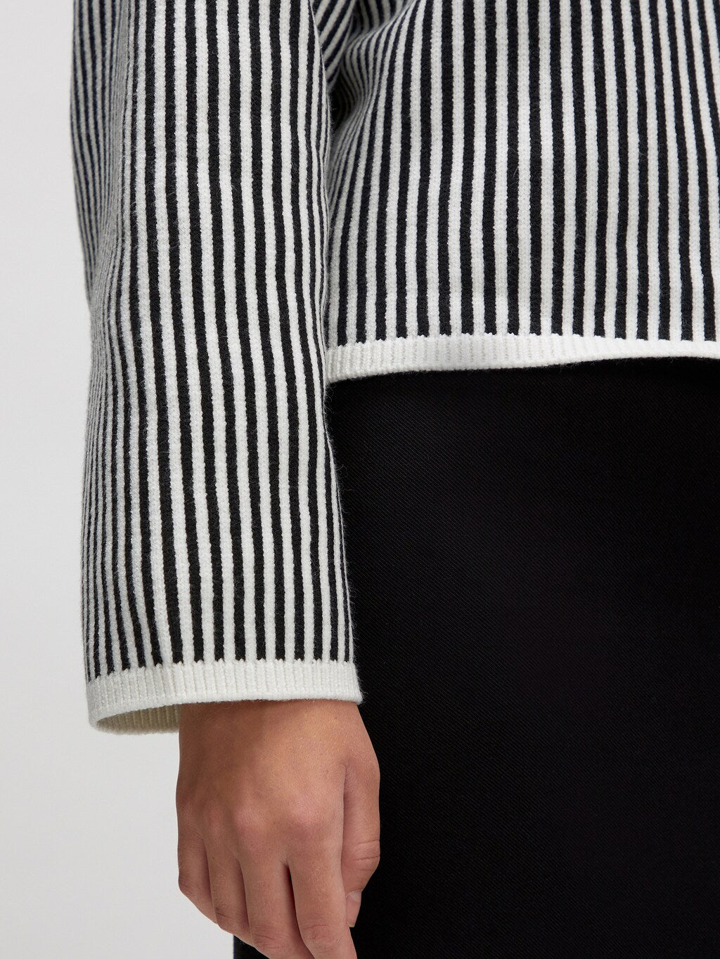 Nohea Jumper Black/White