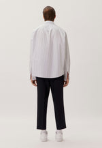 Lade das Bild in den Galerie-Viewer, Studio Gender Neutral Shirt Dunkelblau
