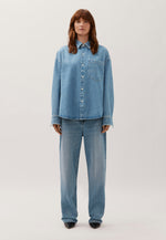 Lade das Bild in den Galerie-Viewer, Cropped Denim Shirt Indigo Blue

