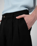 Lade das Bild in den Galerie-Viewer, Newport Pleated Shorts Black
