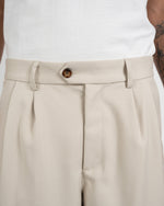 Lade das Bild in den Galerie-Viewer, Newport Pleated Shorts Cream
