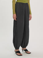 Lade das Bild in den Galerie-Viewer, Trisha Trousers Black
