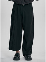 Lade das Bild in den Galerie-Viewer, Asymmetric Pleated Pants Black
