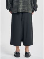 Lade das Bild in den Galerie-Viewer, One Tuck Stripe Bermuda Pants Black
