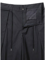Lade das Bild in den Galerie-Viewer, One Tuck Stripe Bermuda Pants Black
