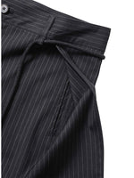 Lade das Bild in den Galerie-Viewer, One Tuck Stripe Bermuda Pants Black
