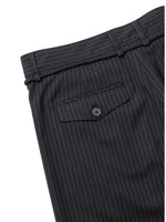 Lade das Bild in den Galerie-Viewer, One Tuck Stripe Bermuda Pants Black
