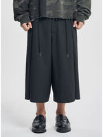 Lade das Bild in den Galerie-Viewer, One Tuck Stripe Bermuda Pants Black
