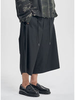 Lade das Bild in den Galerie-Viewer, One Tuck Stripe Bermuda Pants Black
