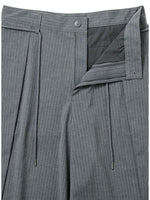 Lade das Bild in den Galerie-Viewer, One Tuck Stripe Bermuda Pants Grey
