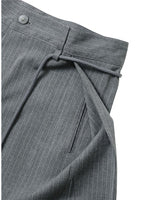 Lade das Bild in den Galerie-Viewer, One Tuck Stripe Bermuda Pants Grey
