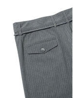 Lade das Bild in den Galerie-Viewer, One Tuck Stripe Bermuda Pants Grey
