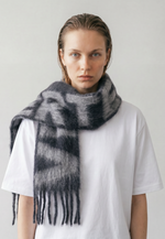 Lade das Bild in den Galerie-Viewer, Block Scarf Dark Grey
