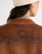 Lade das Bild in den Galerie-Viewer, Gardient Knit Sweater Brown
