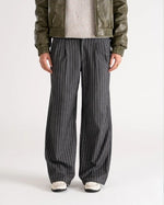 Lade das Bild in den Galerie-Viewer, Pinstripe Pleated Pants Grey

