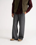 Lade das Bild in den Galerie-Viewer, Pinstripe Pleated Pants Grey
