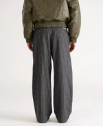 Lade das Bild in den Galerie-Viewer, Pinstripe Pleated Pants Grey
