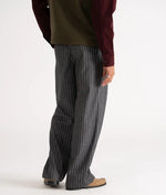 Lade das Bild in den Galerie-Viewer, Pinstripe Pleated Pants Grey
