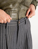 Lade das Bild in den Galerie-Viewer, Pinstripe Pleated Pants Grey
