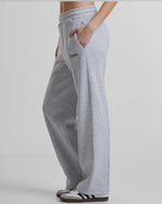 Lade das Bild in den Galerie-Viewer, Loose Sweatpants  Grey Melange
