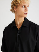 Lade das Bild in den Galerie-Viewer, Banks Plisse Shirt Black
