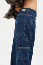 Lade das Bild in den Galerie-Viewer, Faye Worker Pebble Dark Retro
