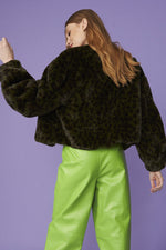 Lade das Bild in den Galerie-Viewer, Green Cropped Leo Faux Fur Jacket
