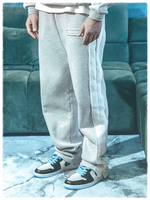 Lade das Bild in den Galerie-Viewer, Cold World Jogger Grey/White
